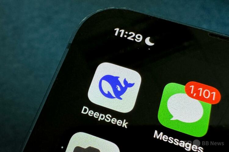 中国の新興企業「DeepSeek（ディープシーク）」が開発した生成人工知能（AI）のアプリ（2025年1月27日撮影）（c）GREG BAKER:AFP