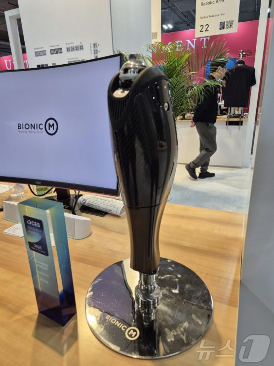 日本のスタートアップ「BionicM」が披露したロボット義足「Bio Leg」(c)news1