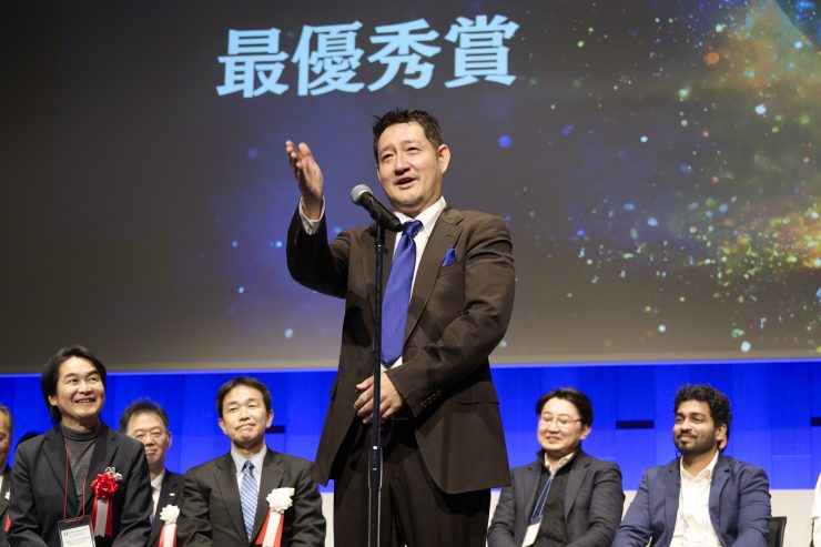 「S-Booster2024最終選抜会」で最優秀賞を受賞したSpace Weather Companyの高崎宏之氏（中央）