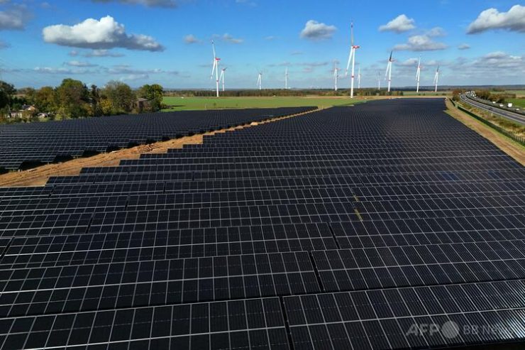 ドイツ西部に設置されている太陽光発電設備（2024年10月22日撮影）。(c)Ina FASSBENDER:AFP