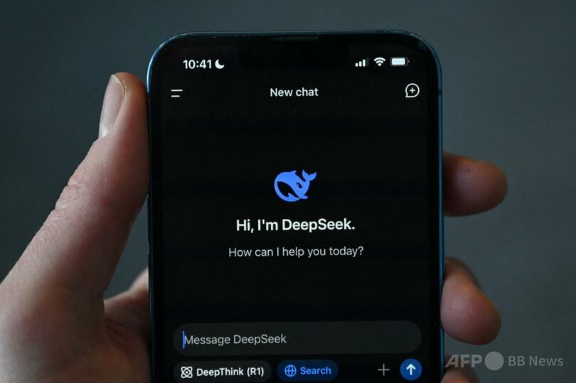 中国の新興企業「DeepSeek（ディープシーク）」が開発した生成人工知能（AI）のアプリ（2025年1月27日撮影）（c）GREG BAKER/AFP