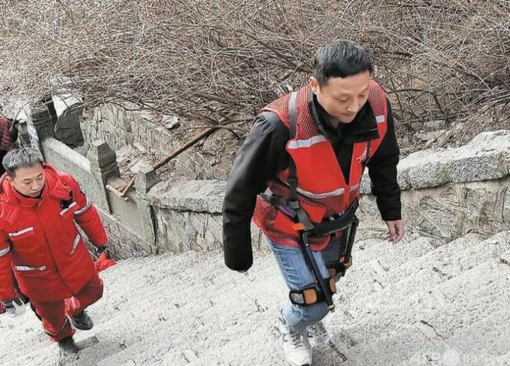 春節に泰山を登りながらロボット外骨格テストを行うスタッフ（提供写真）。(c)CNS