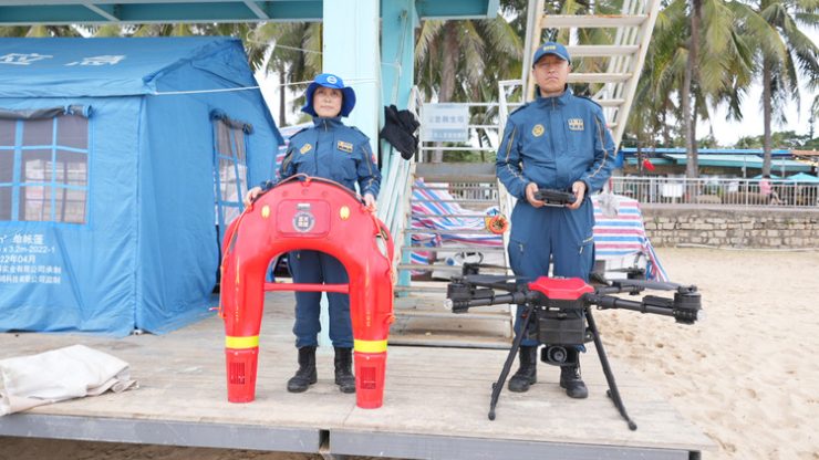 ハイテク水上救援機器を見せる万寧藍天救援隊の劉嬌隊長（左）と隊員（撮影日不明）。(c)Xinhua News