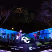 渋谷の夜空に龍やハチ公などが出現〜国内最大級ドローンショー「DIG SHIBUYA DG DRONE SHOW」