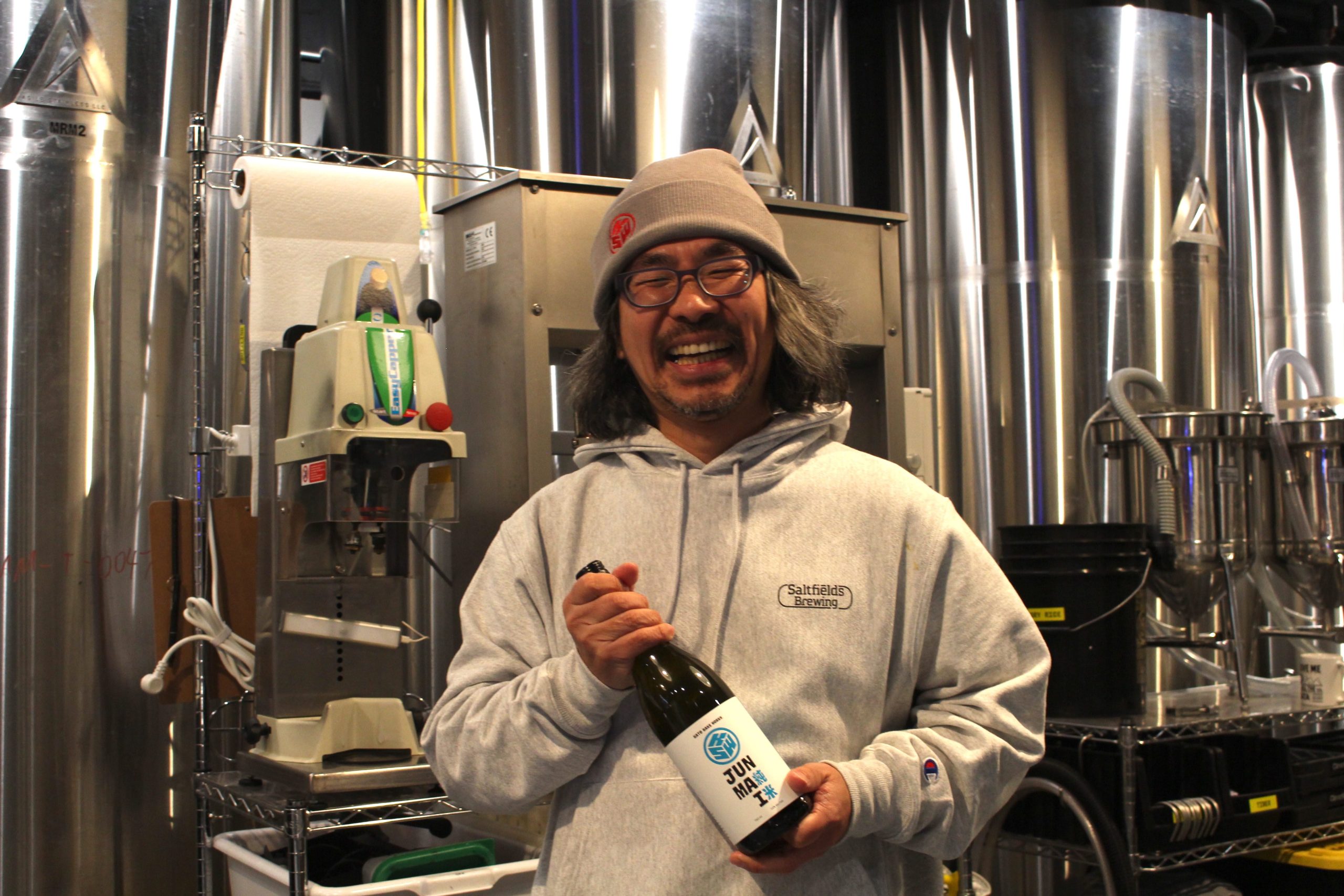 笑顔が素敵なKato Sake Worksの創設者で最高責任者の加藤忍さん。（写真はすべて石黒かおる撮影）