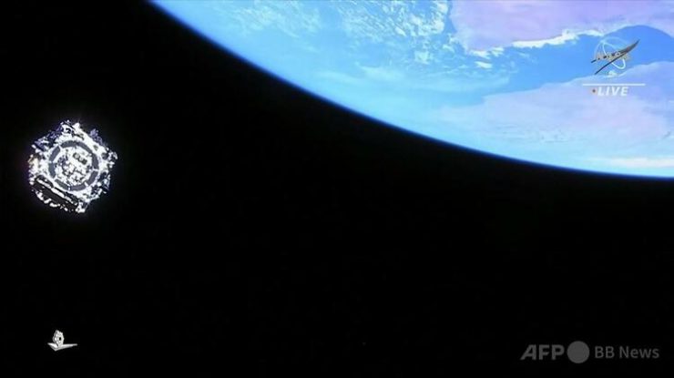 仏領ギアナにあるギアナ宇宙センターから打ち上げられた後、アリアン5ロケットから分離されるジェームズ・ウェッブ宇宙望遠鏡（2021年12月25日撮影）。（c）NASA TV:AFP