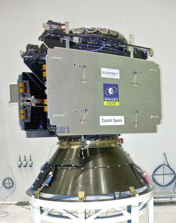 欧州の衛星測位システム「ガリレオ」の衛星。カザフスタンにあるバイコヌール宇宙基地で（2005年12月15日撮影、資料写真）。(c)STRINGER:AFP