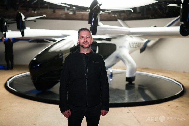 米航空スタートアップのアーチャーが公開した電動垂直離着陸機（eVTOL）「ミッドナイト」。前に立つのはアダム・ゴールドスタインCEO。米ニューヨーク市で（2025年4月17日撮影）。（c）CHARLY TRIBALLEAU:AFP