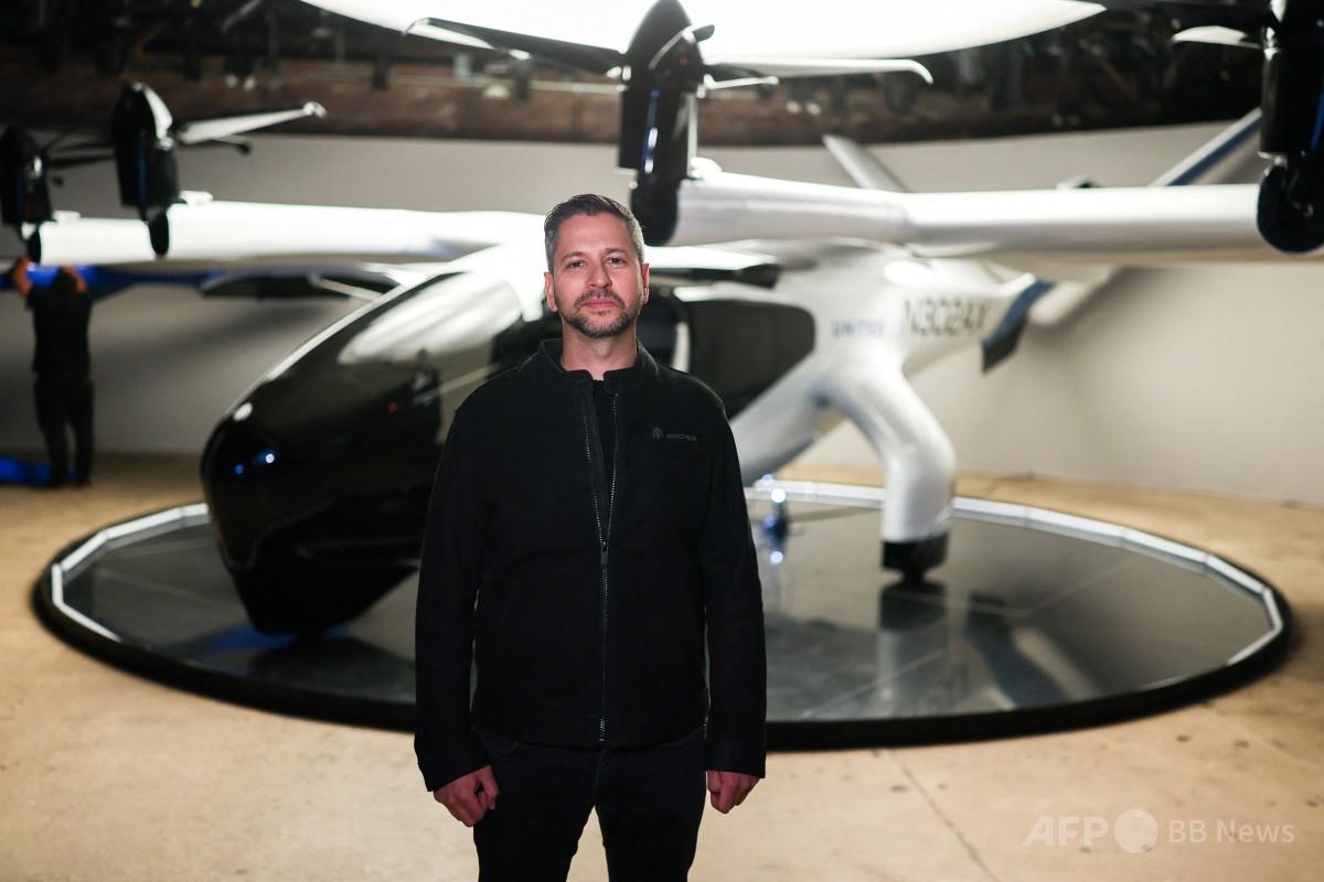 米航空スタートアップのアーチャーが公開した電動垂直離着陸機（eVTOL）「ミッドナイト」。前に立つのはアダム・ゴールドスタインCEO。米ニューヨーク市で（2025年4月17日撮影）。（c）CHARLY TRIBALLEAU:AFP
