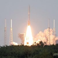 米アマゾン、通信衛星打ち上げ スターリンクの牙城に挑む