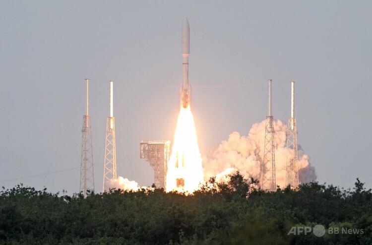 米フロリダ州のケープカナベラル宇宙軍基地から打ち上げられた、「プロジェクトカイパー」の衛星を搭載したユナイテッド・ローンチ・アライアンス（ULA）のアトラスVロケット（2025年4月28日撮影）。(c)Gregg Newton/AFP