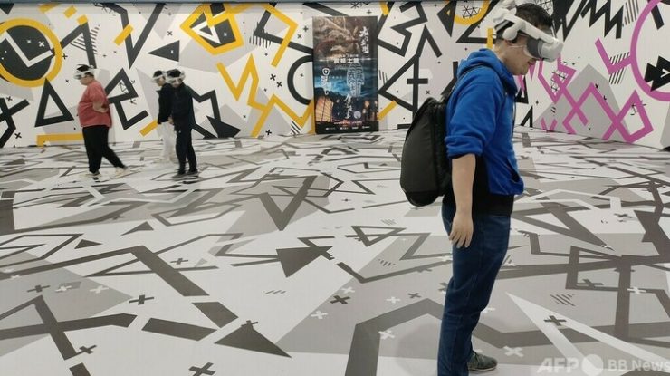 第15回北京国際映画祭にて、観客がVR映画『唐宮夜宴』の体験展示に参加する様子（2025年4月25日撮影、資料写真）。(c)CNS:李嘉薇