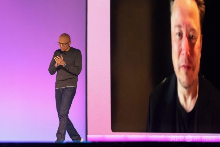 米ワシントン州シアトルで開催されたマイクロソフトの年次開発者会議「Build 2025」で登壇した同社のサティア・ナデラ会長兼CEO（左）と、公開されたイーロン・マスク氏の事前収録トーク（2025年5月19日撮影）。(c)Jason Redmond/AFP