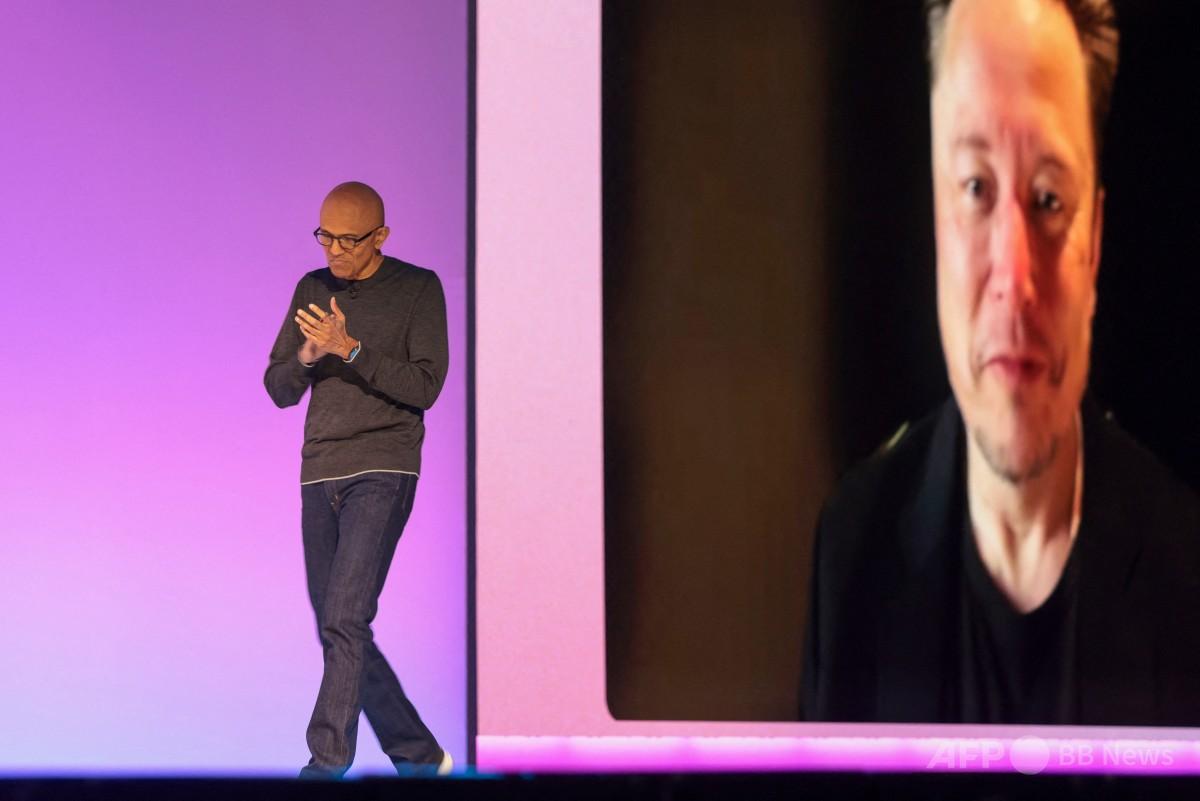 米ワシントン州シアトルで開催されたマイクロソフトの年次開発者会議「Build 2025」で登壇した同社のサティア・ナデラ会長兼CEO（左）と、公開されたイーロン・マスク氏の事前収録トーク（2025年5月19日撮影）。(c)Jason Redmond/AFP