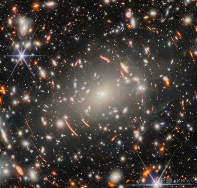 ジェームズ・ウェッブ宇宙望遠鏡が撮影した地球から約45億光年離れた銀河団「Abell S1063」の画像（2025年5月27日公開）。(c)AFP PHOTO/ESA/ NASA & CSA, H. ATEK, M. ZAMANI/HANDOUT