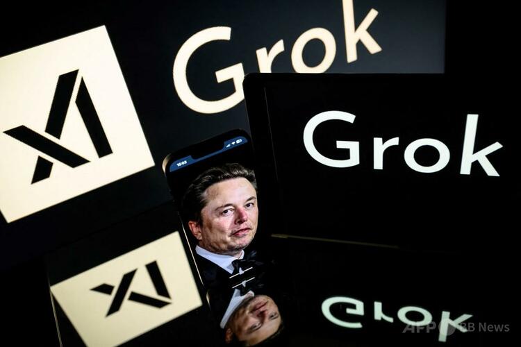 xAIとGrokのロゴを表示する画面（2025年1月13日撮影）。（c）Lionel BONAVENTURE:AFP