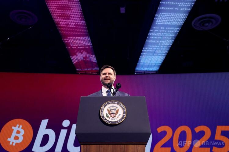 米ラスベガスで開催されている暗号資産（仮想通貨）ビットコインの関連イベントで演説するJ・D・バンス米副大統領（2025年5月28日撮影）。（c）Ian Maule:AFP