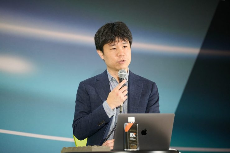 登壇中の山本氏
