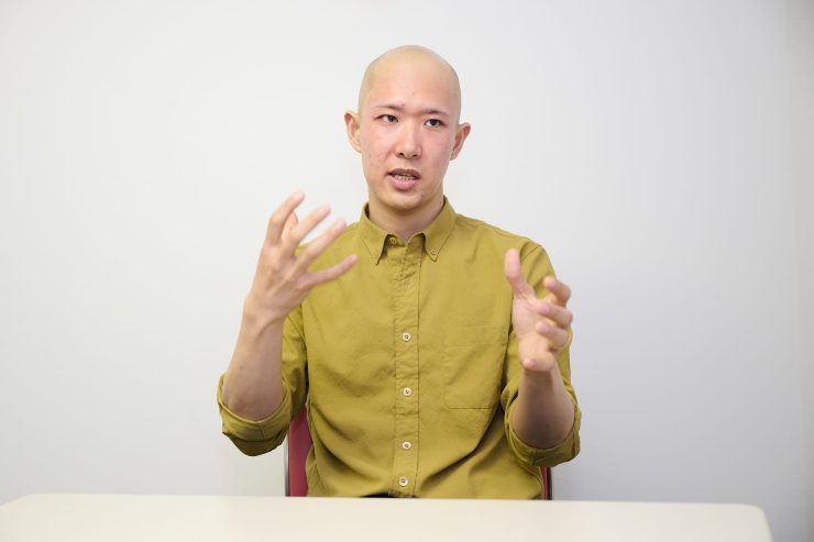インタビュー中の廣田氏