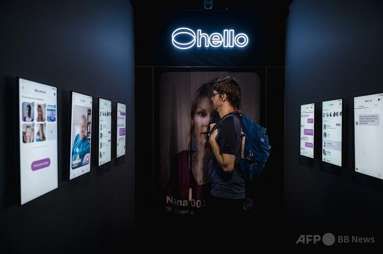 人工知能（AI）をテーマにした企画展「Sex, Desire and Data」の会場を訪れた男性（2023年8月8日撮影、資料写真）。(c)ANDREJ IVANOV : AFP