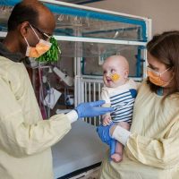 オーダーメイド遺伝子編集で乳児の希少疾患を治療 世界初 米国