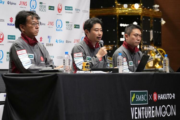 東京で記者会見を行う宇宙企業「ispace（アイスペース）」の袴田武史CEO（中央、2025年6月6日撮影）。（c）Kazuhiro NOGI:AFP