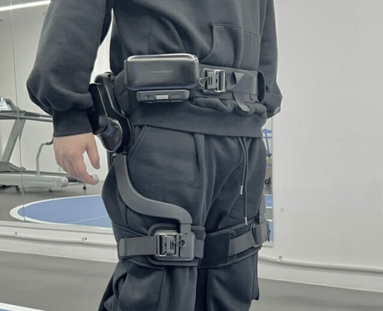 エンジェルスーツH10を着用した様子(c)KOREA WAVEエンジェルロボティクス エンジェルスーツ H10(c)KOREA WAVE
