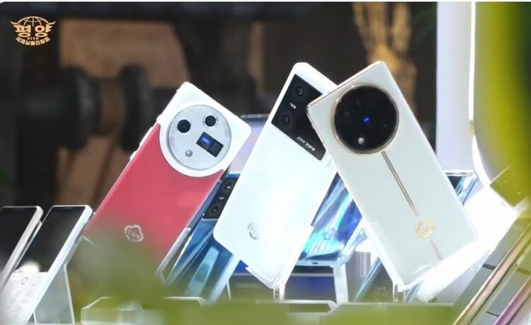 第23回平壌春季国際商品展示会で公開された北朝鮮の新型スマートフォン「チンダルレ12」（左）＝YouTubeチャンネル「KANCC TV」(c)news1