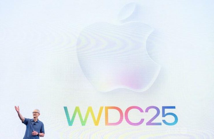 米カリフォルニア州クパチーノのアップル本社で開幕した年次開発者会議「WWDC」で講演するティム・クックCEO(2025年6月9日撮影)。(c)Josh Edelson:AFP