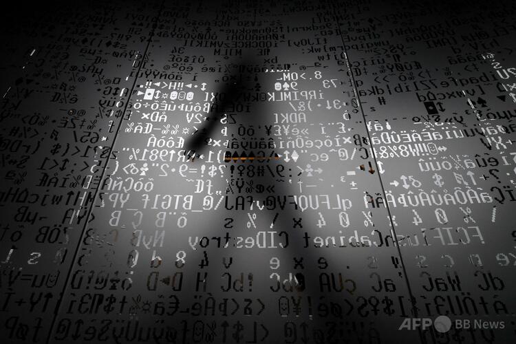 ロシア・モスクワのインターネットセキュリティ大手カスペルスキー本社で、ガラス壁の後ろを歩く従業員（2016年10月17日撮影、資料写真）。（c）Kirill KUDRYAVTSEV:AFP