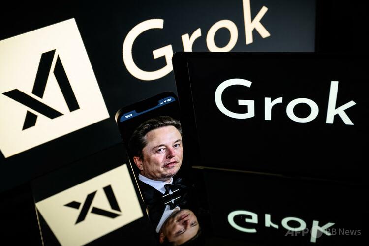 実業家イーロン・マスク氏らが設立した生成AI（人工知能）開発の新興企業xAIが開発した、生成型人工知能チャットボット「Grok（グロック）」のロゴが映し出されたスクリーン。仏トゥールーズで（2025年1月13日撮影）。（c）Lionel BONAVENTURE/AFP