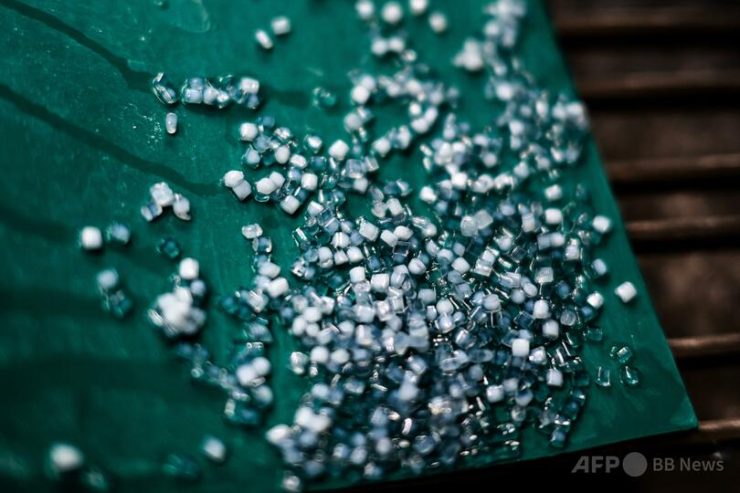 フランスのリサイクル工場で圧縮されるPETプラスチックのボトル（2023年6月1日撮影）。(c)JEFF PACHOUD/AFP フランスのリサイクル工場で撮影されたPETプラスチックのペレット（2023年6月1日撮影）。(c)JEFF PACHOUD/AFP2/2 フランスのリサイクル工場で撮影されたPETプラスチックのペレット（2023年6月1日撮影）。(c)JEFF PACHOUD/AFP