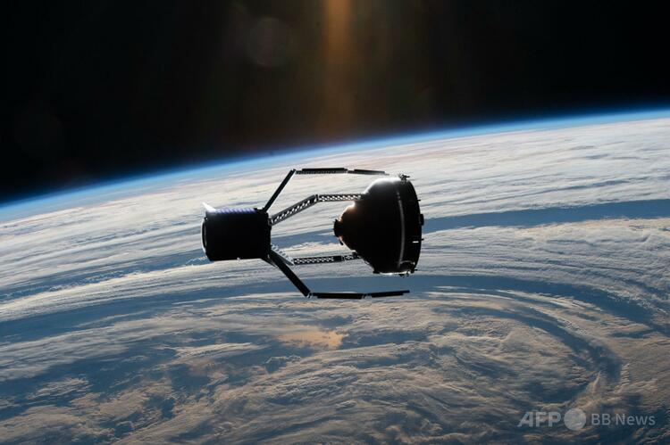 欧州宇宙機関（ESA）が委託したスイス企業クリアスペースの衛星が宇宙ごみ（デブリ）を捕獲する様子を描いたイラスト。ESA提供（撮影日不明）。（c）various sources/AFP