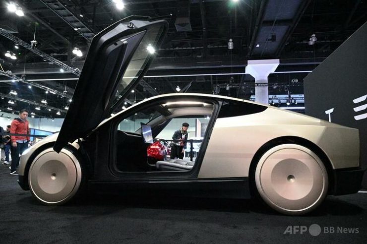 米カリフォルニア州ロサンゼルスのコンベンションセンターで開催された自動車ショーで展示されたテスラの「サイバーキャブロボタクシー」（2024年11月21日撮影、資料写真）。(c)Robyn Beck/AFP