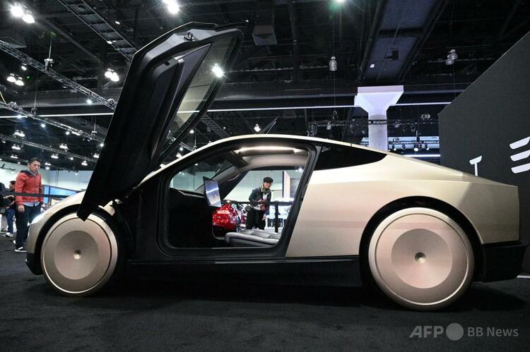 米カリフォルニア州ロサンゼルスのコンベンションセンターで開催された自動車ショーで展示されたテスラの「サイバーキャブロボタクシー」（2024年11月21日撮影、資料写真）。(c)Robyn Beck/AFP