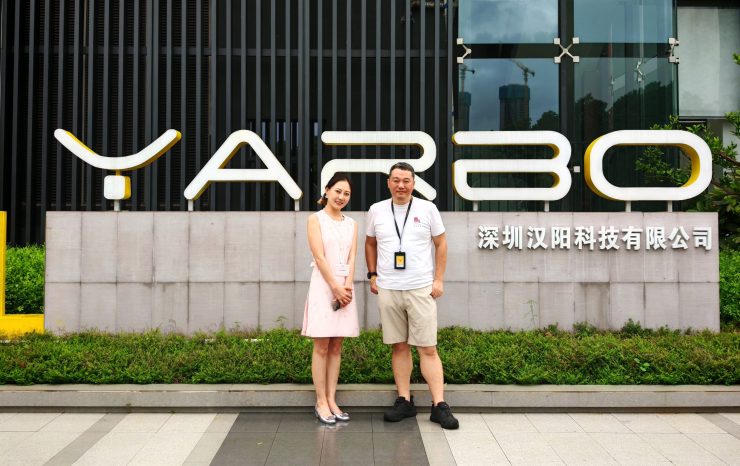 新本社でアイヴィー（左）と筆者