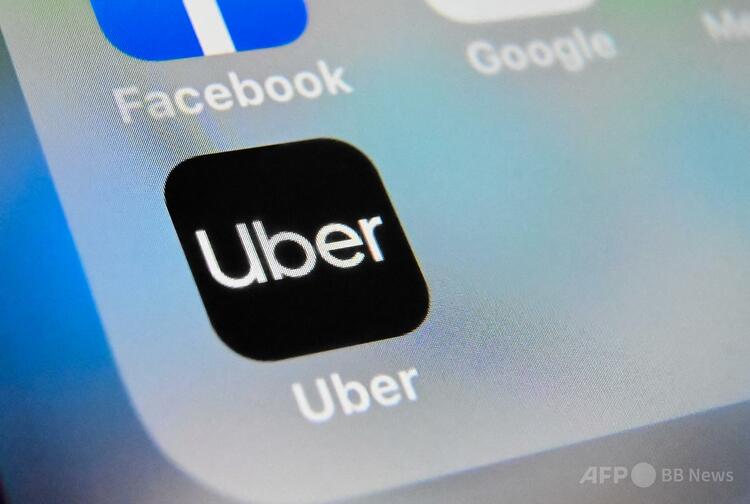 スマートフォンに表示された配車サービス「ウーバー」のアプリ（2019年10月1日撮影）。(c)DENIS CHARLET : AFP