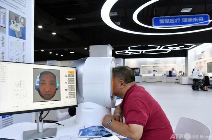 第2回「雄安未来之城シナリオフェア」にて、中医AI診断支援機器を体験する来場者(2025年6月10日撮影、資料写真)。(c)CNS:韓冰