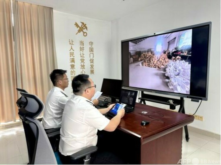 リモート検査を行う税関職員（提供写真）。(c)CNS