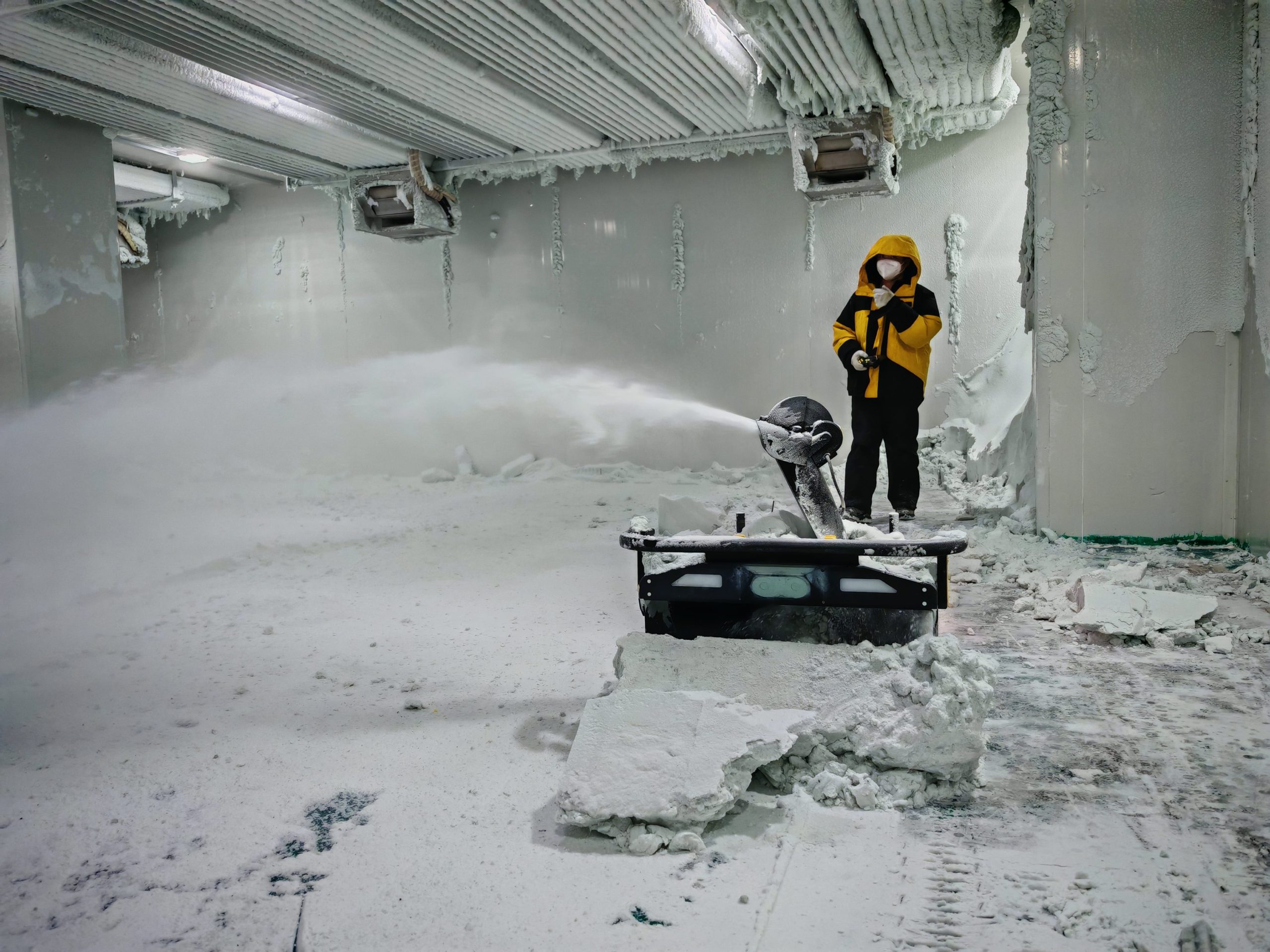 雪のない深センで開発するため、Yarbo社内の巨大な人工降雪ルームで雪かきロボットが開発されている