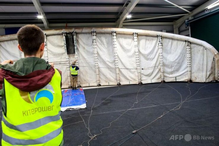 アイルランド西海岸のバンガーエリスで、揚力で発電するたこの試験に向けて準備をするプロジェクトのメンバー(2025年7月18日撮影)。(c)Paul Faith:AFP