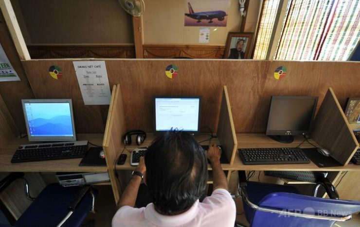 インターネットを利用する人(2010年5月19日撮影、資料写真)。(c)AAMIR QURESHI:AFP
