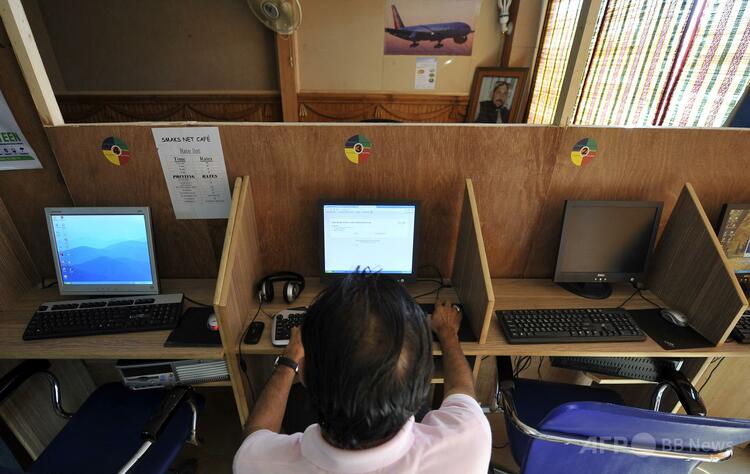 インターネットを利用する人（2010年5月19日撮影、資料写真）。(c)AAMIR QURESHI:AFP
