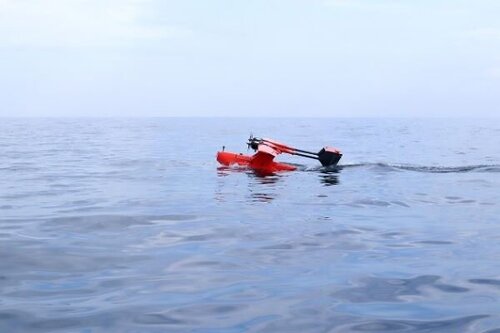 海面を移動する海底観測用UAV（画像提供：横田氏）