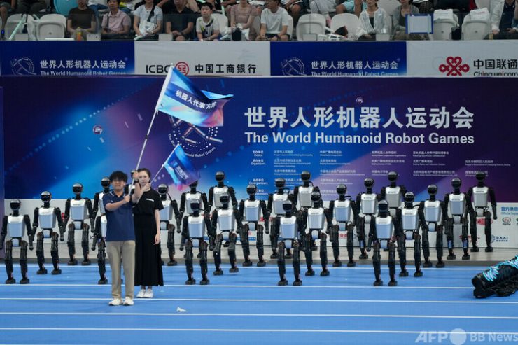 2025世界ヒューマノイドロボット競技大会の開幕式で入場するロボット代表たち＝2025年8月14日撮影(c)CNS:張祥毅