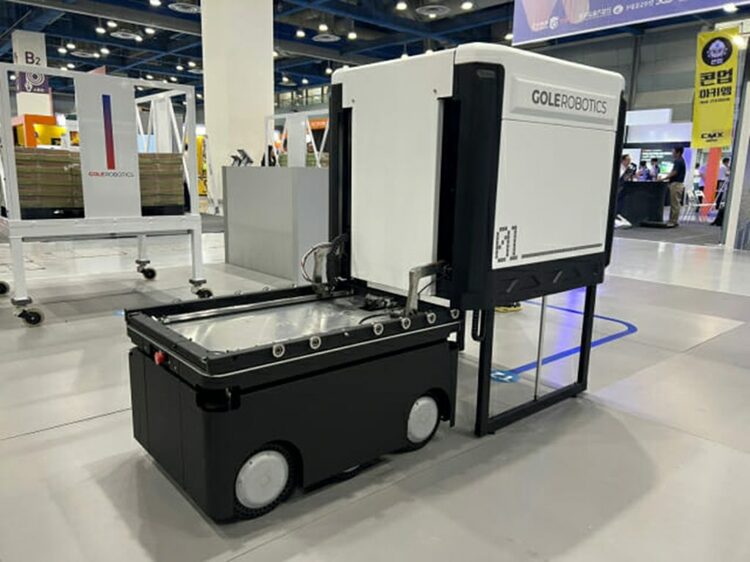 Gole-Roboticsが2025コリアビルドウィークに出展した自動積み下ろし自律走行ロボット(c)KOREA WAVE