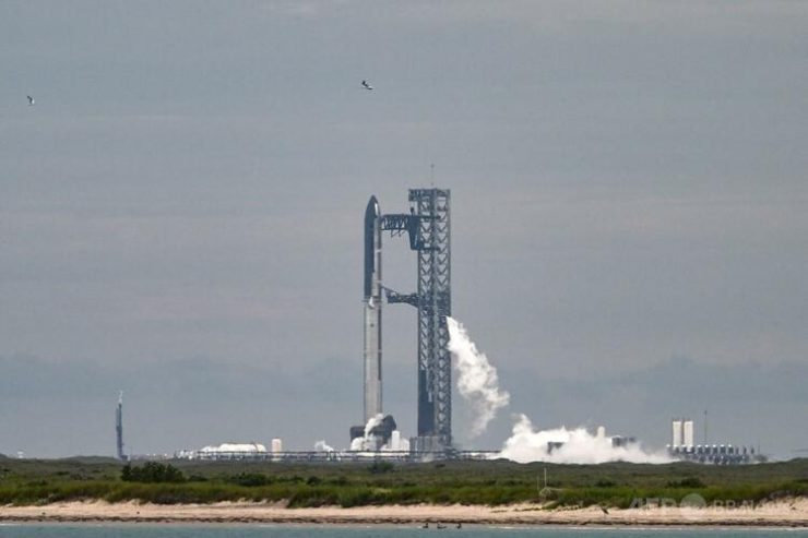 米テキサス州にあるスペースXの基地「スターベース」の発射台に設置された「スターシップ」(2025年8月24日撮影)。(c)RONALDO SCHEMIDT:AFP