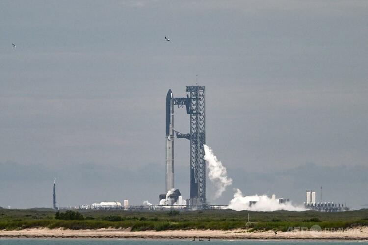 米テキサス州にあるスペースXの基地「スターベース」の発射台に設置された「スターシップ」（2025年8月24日撮影）。(c)RONALDO SCHEMIDT:AFP