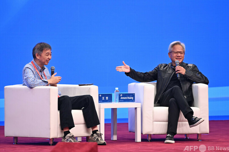 チェーン博で対談する米半導体大手エヌビディアCEOの黄仁勳氏（右）とアリババクラウド創業者の王堅氏（左）＝2025年7月17日撮影・資料写真(c)CNS:趙文宇
