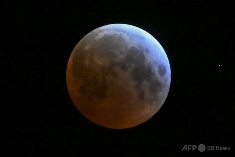 満月（2025年3月14日撮影）。(c)Johan ORDÓÑEZ : AFP